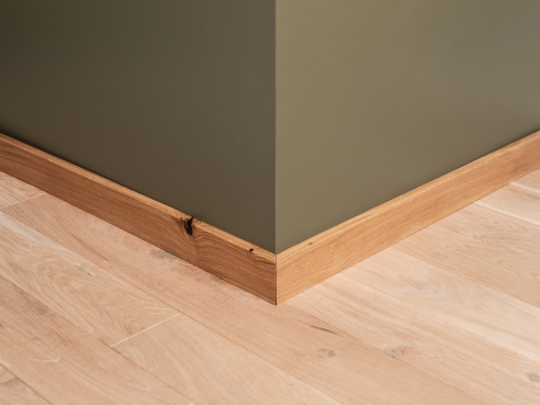 Solid Skirting Board Oak Rustic 18x70x2000mm with radius, clear lacquered, black filled, brushed