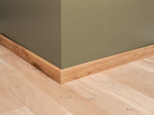 Solid Skirting Board Oak Rustic 18x70x2000mm with radius, clear lacquered, brown filled, brushed