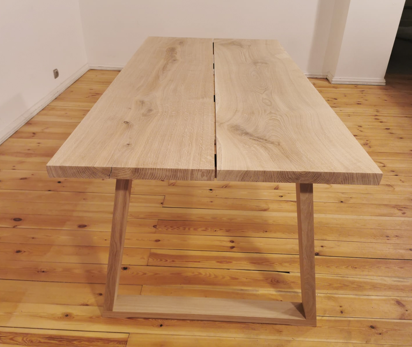 Lignau - Esstisch aus Eiche Tischgestell Trapez hochwertigem mit aus Massivholz 2-Bretter